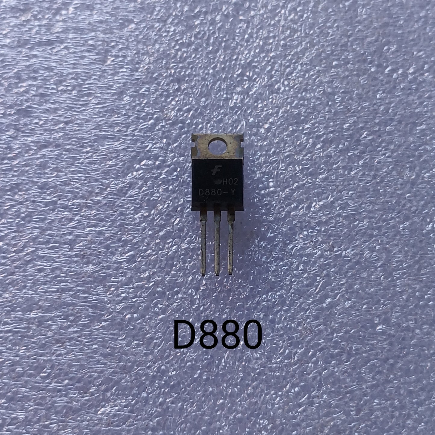 D880